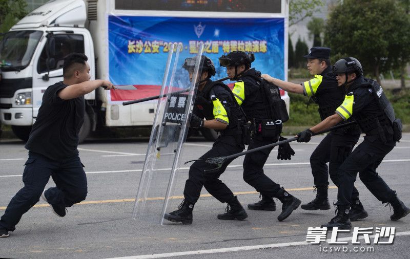 长沙特警五一广场列队,长沙特警大出动