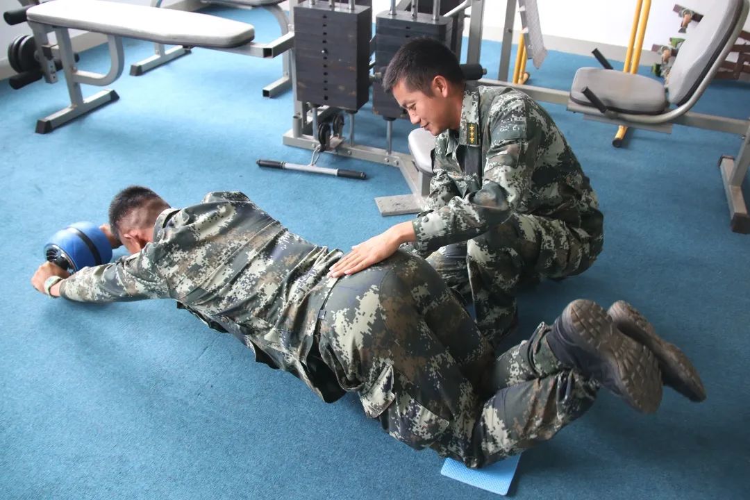 高原官兵收到暖心礼包,机关干部大礼包