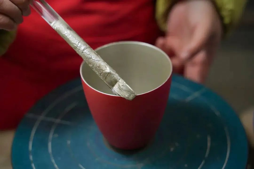 把故宫红、青花蓝捧在手心，以“银杯”畅饮