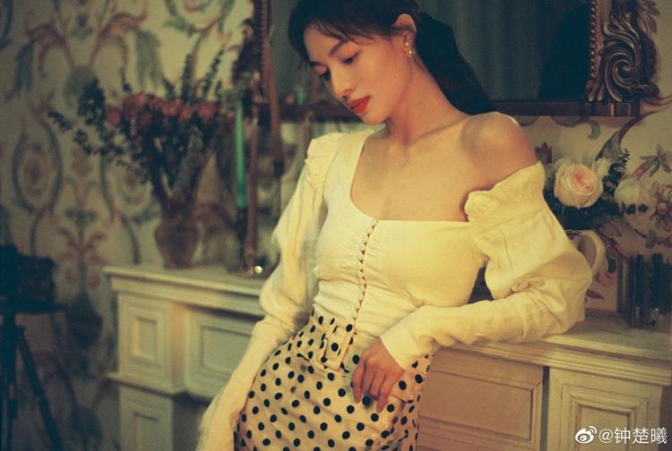 lisa穿衣太短被吐槽,lisa被网友吐槽衣服