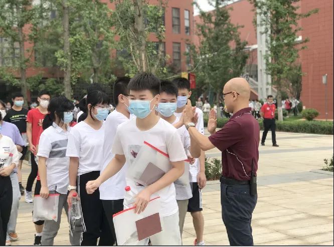 厉害！这所学校有魔力，老师是细节控，学生是自律狂！