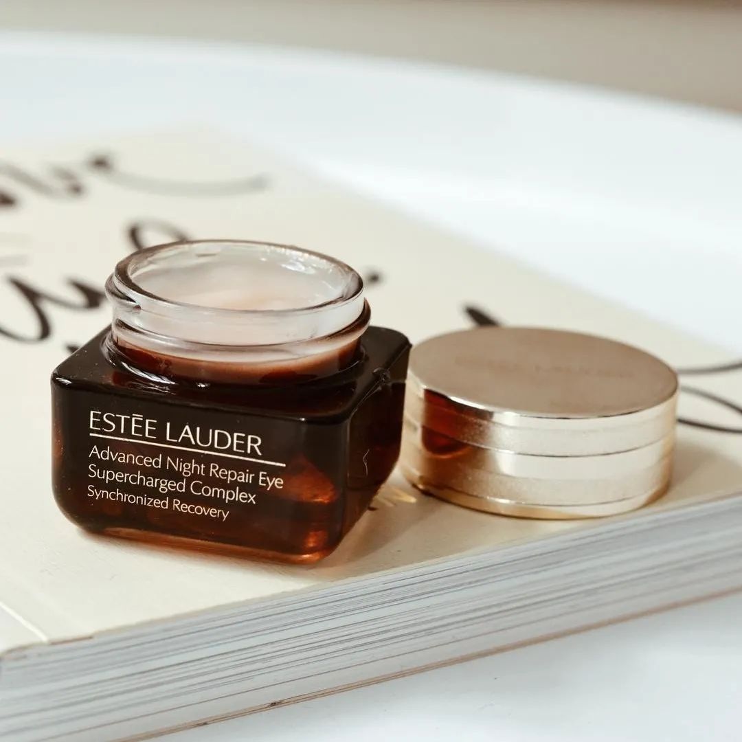 大家都在追《三十而已》,我却偷偷看了看她的化妆台