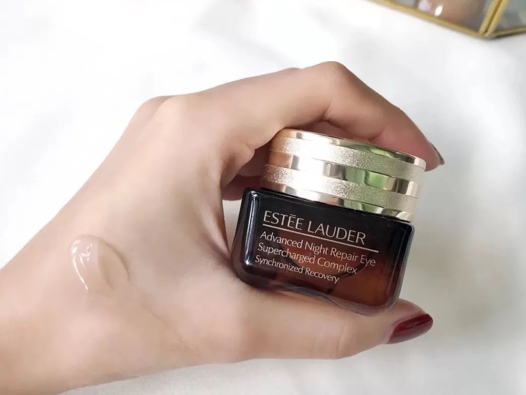 大家都在追《三十而已》,我却偷偷看了看她的化妆台