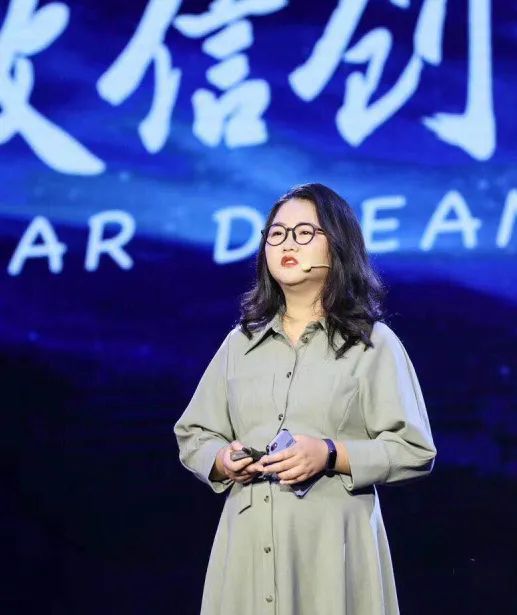 27岁突发耳聋，她却成了月入5万的自由职业者——一个平凡女孩可以如何对抗命运