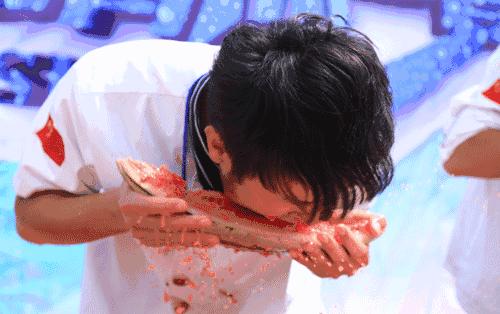 玉环头闻丨西瓜免费吃!免费送!吾悦这是什么惊天福利