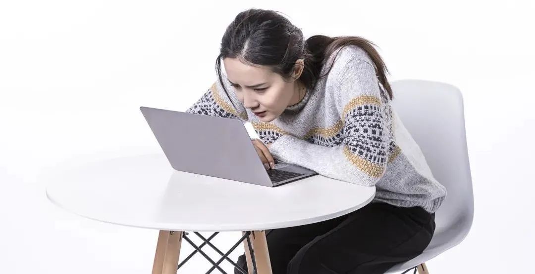 驼背平时自己注意可以改善吗,驼背如何矫正自己的气质