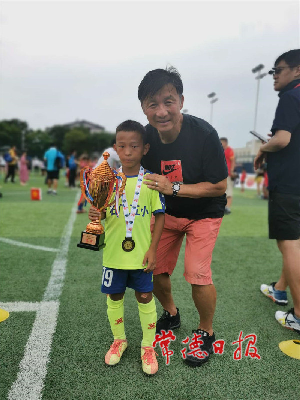 石门五完小勇夺全国足球大赛季军,石门足球小将勇夺全国大赛季军