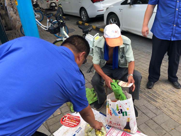 都说城管工作方法简单粗暴，看看这几位城管，都干了些啥？