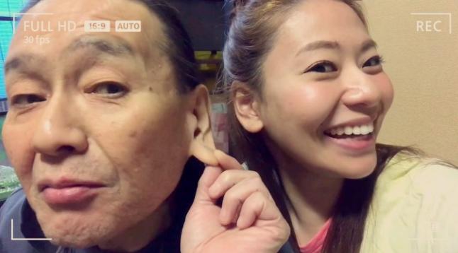 日本性感写真女模，却住在没屋顶的房子，洗冷水澡，还要打工养活一家七口人…