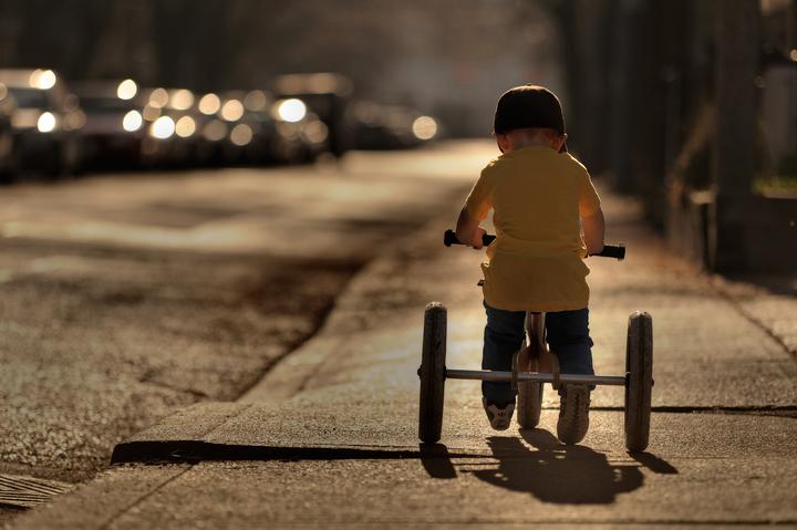 在人间|女儿12岁,没吃过鱼虾,不能吃冰淇淋,夏天不敢穿裙子
