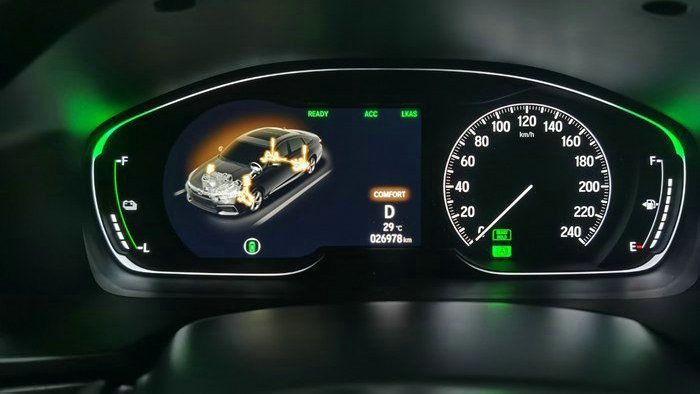 开了一年半的混动卡罗拉,开了一年半的20年a6