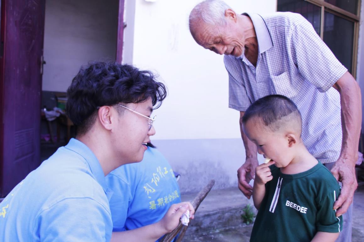 三下乡关爱留守儿童视频,乡村振兴万名学子下乡实践活动