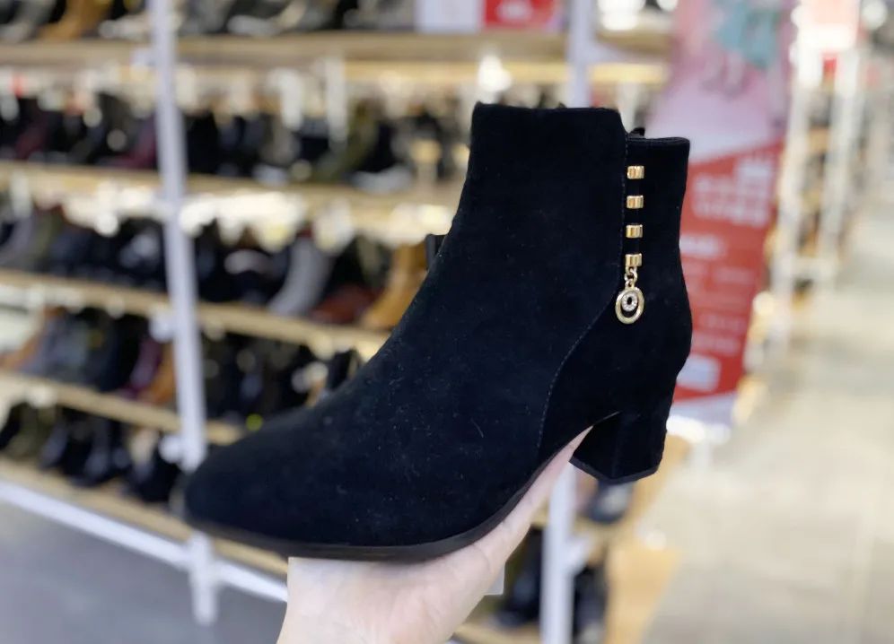 上海荟品仓阿迪达斯男款跑鞋,荟品仓城市奥莱青浦店nike