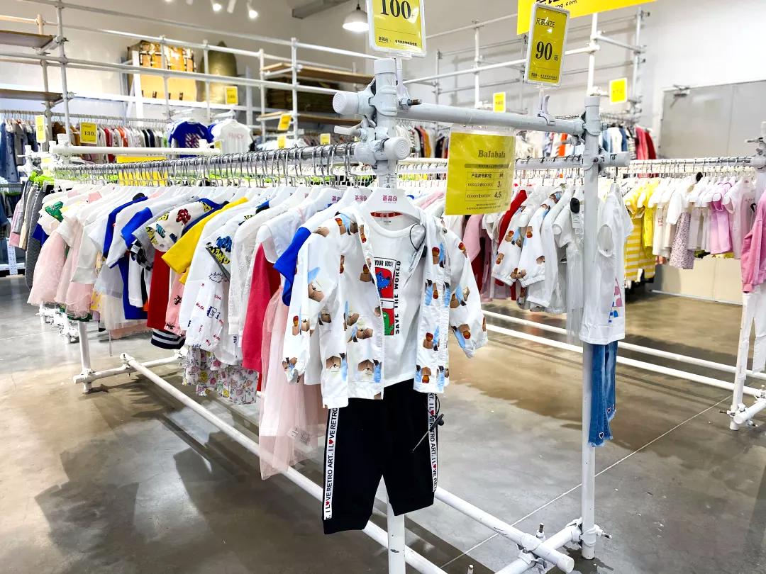 上海荟品仓阿迪达斯男款跑鞋,荟品仓城市奥莱青浦店nike