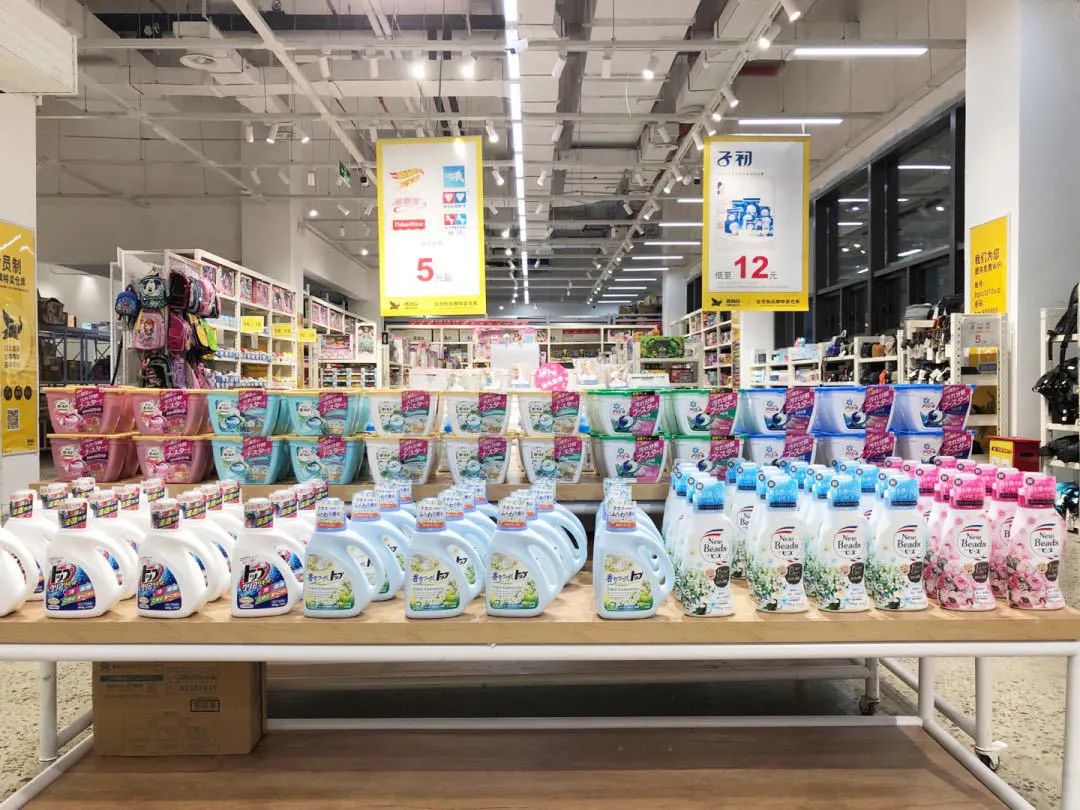 上海荟品仓阿迪达斯男款跑鞋,荟品仓城市奥莱青浦店nike