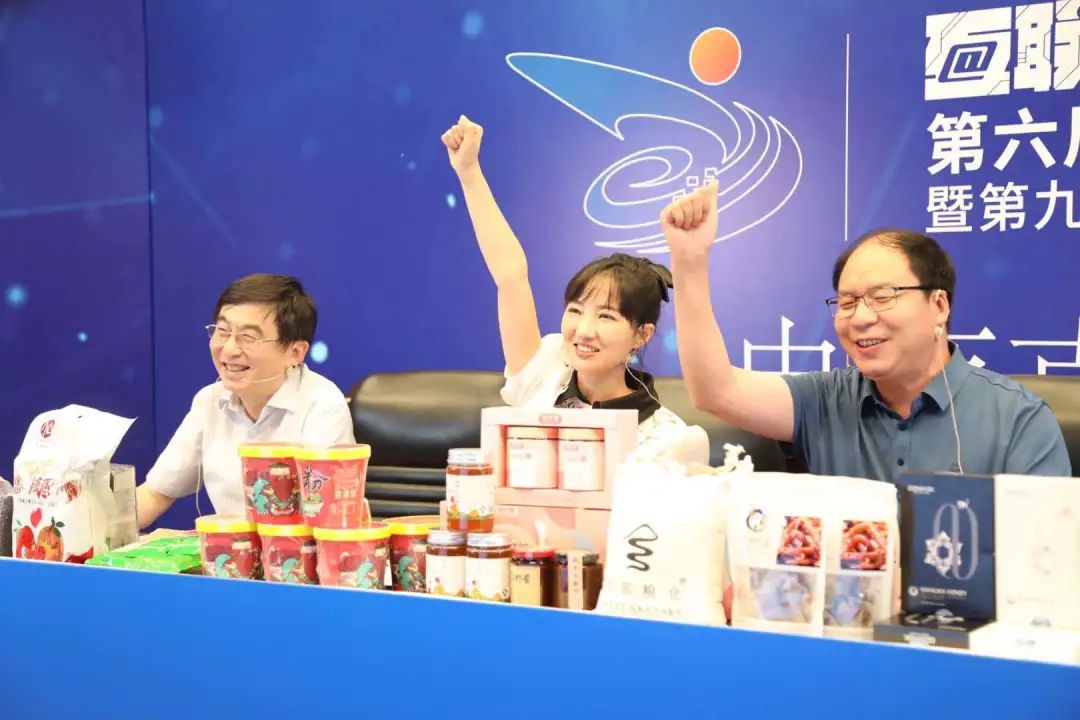 300架无人机闪耀南京航空航天大学上空！“云”端助农，微爱启“航”