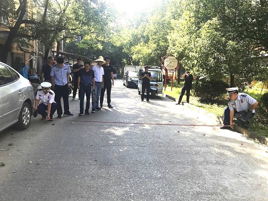 请记住:1辆消防车的宽度=2辆轿车的宽度!