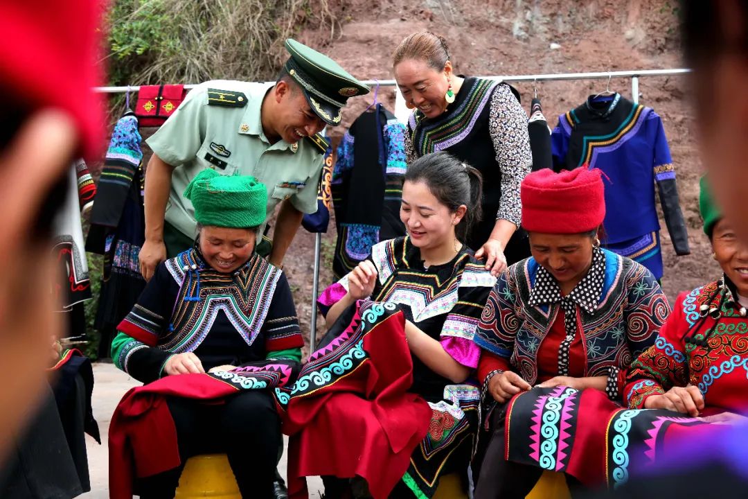 情满大山扶贫路,情满扶贫路