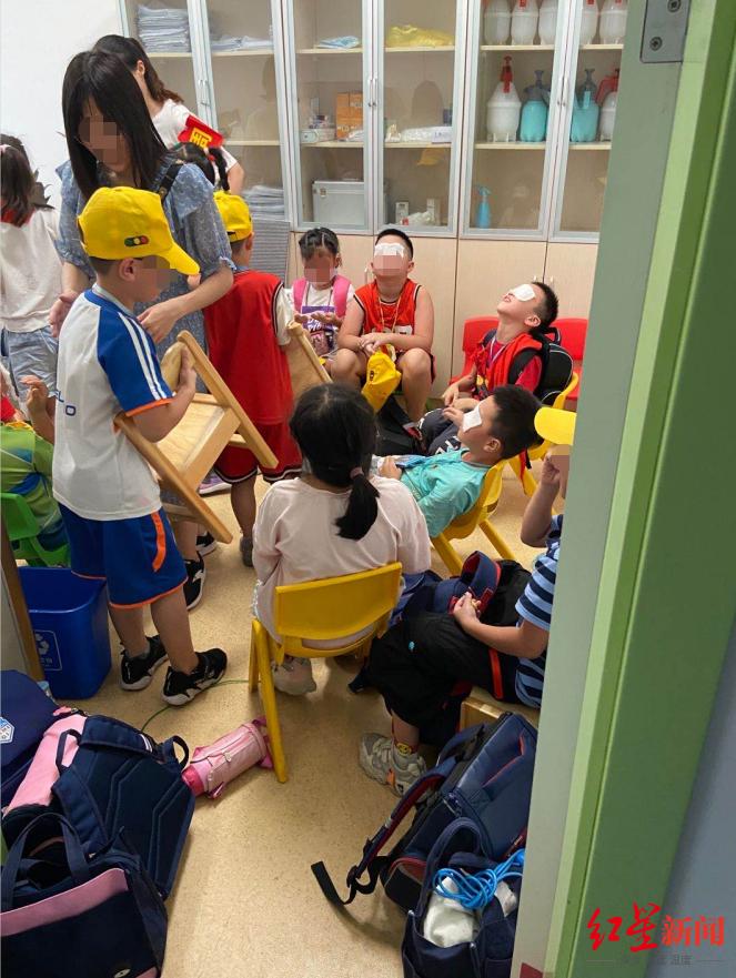 学校紫外线灼伤事件,一小学生误开紫外线灯5小时