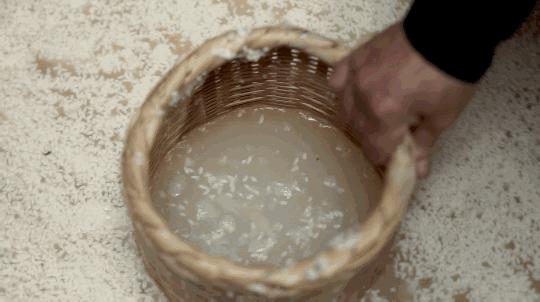 日本人用酒洗脸，60岁还没有皱纹，黑头粉刺全消失，整张脸白皙光滑，细腻弹润