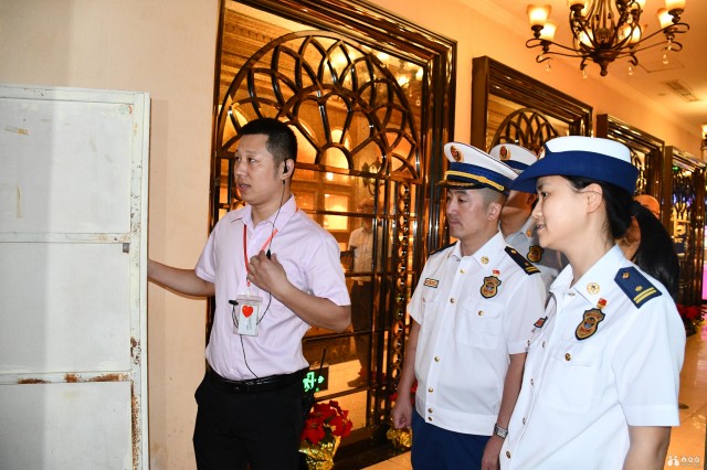 消防开展人员密集场所夜查行动,消防大队安全集中排查