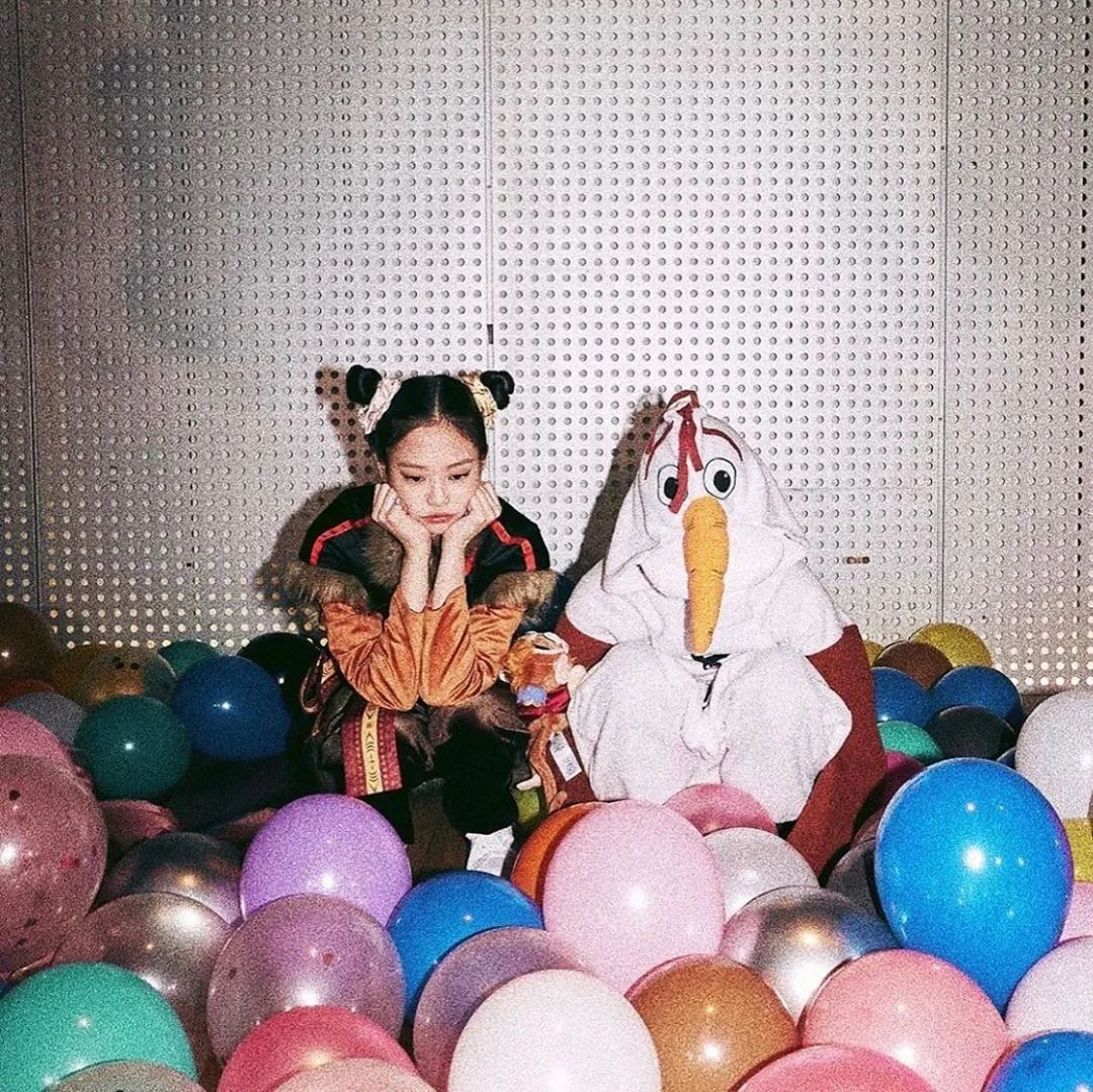 jennie最新配饰,jennie蝴蝶结半扎发