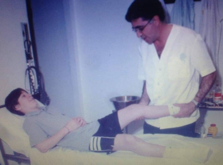 太甜了梅西与妻子在机场深情拥吻,梅西9岁时对她一见钟情