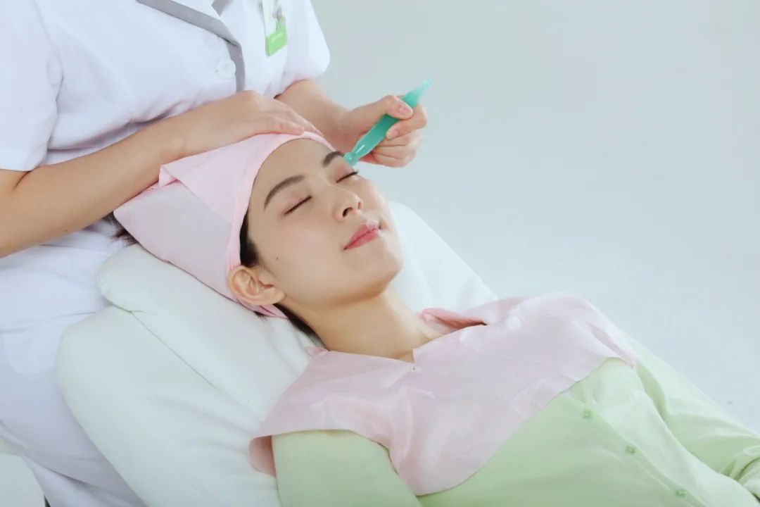 【全国4000店通用｜樊文花丨38元享门市价388元套餐，AI专业肌肤检测+面部深度清洁+面部拨筋+基础补水。卢氏有店