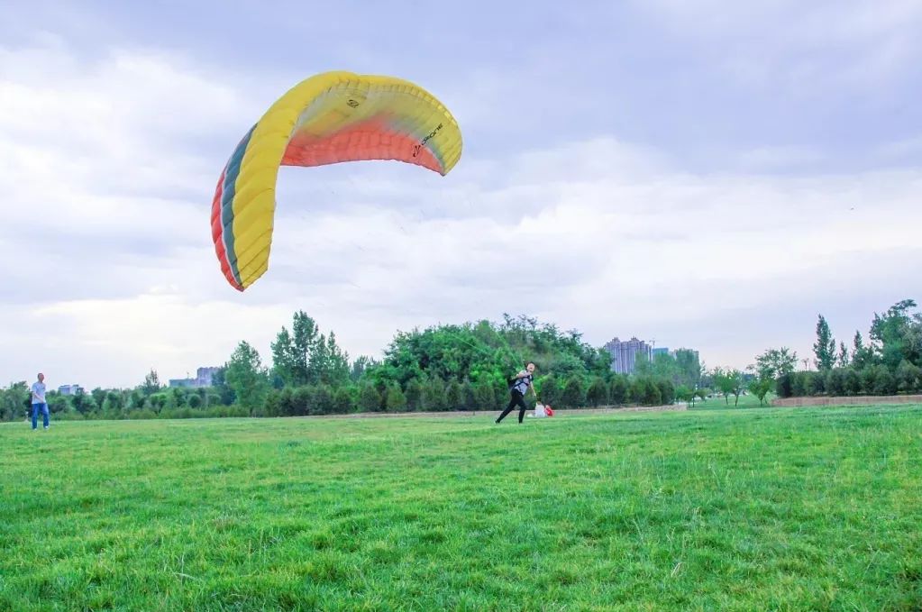 越夜越嗨丨顶级夜跑景区，给你成本最低的人鱼线！