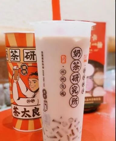 入秋第一杯52块钱的奶茶,奶茶刷爆朋友圈的秋天的第一杯