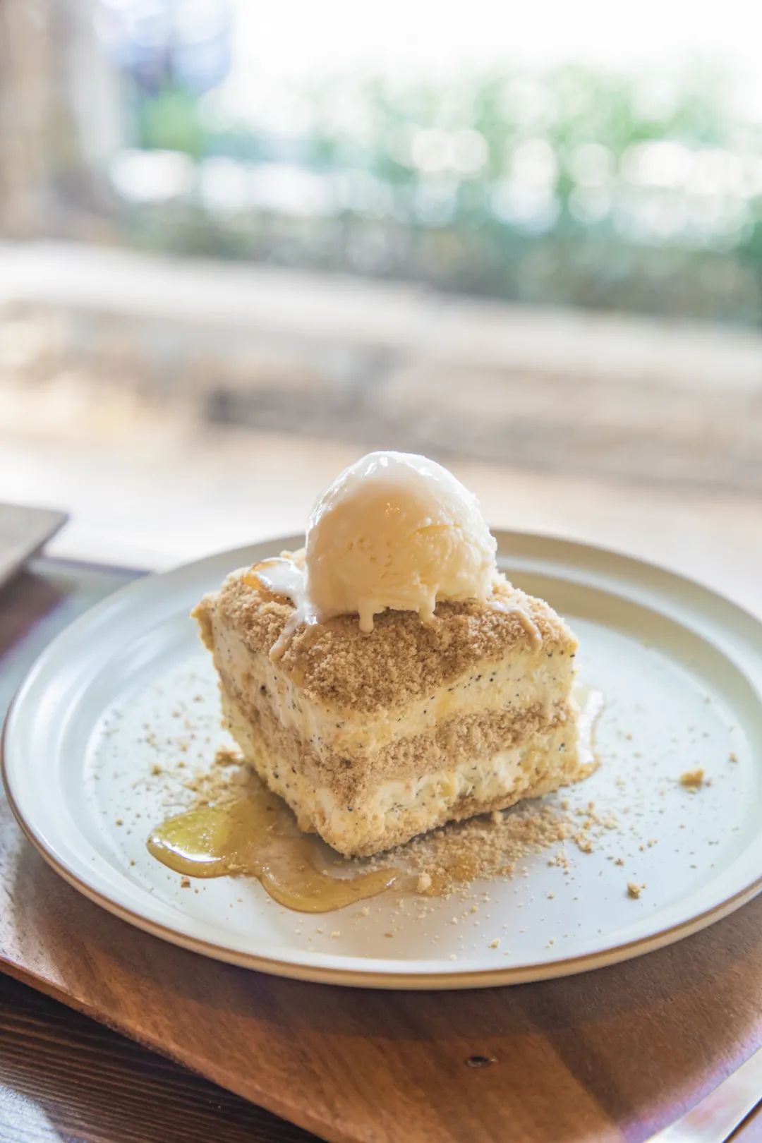 滨江西的新晋甜品店，一对情侣、两只柴犬守护着，超有爱