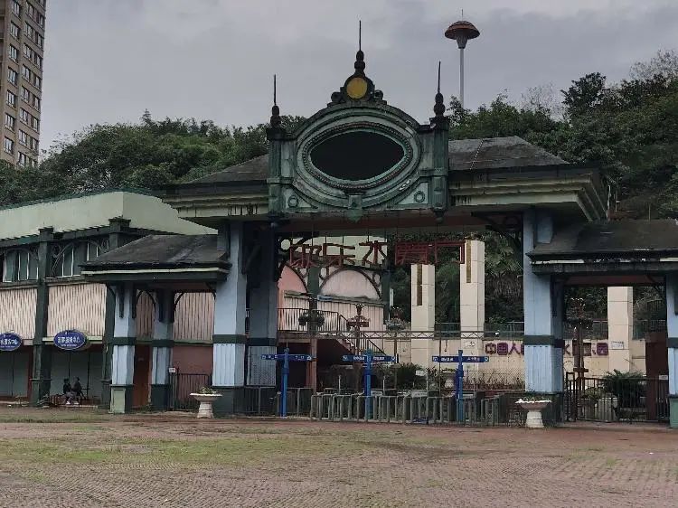 重庆龙门阵景区酒店2.2亿拍卖，两项资产已拍出，大型商业体待处置