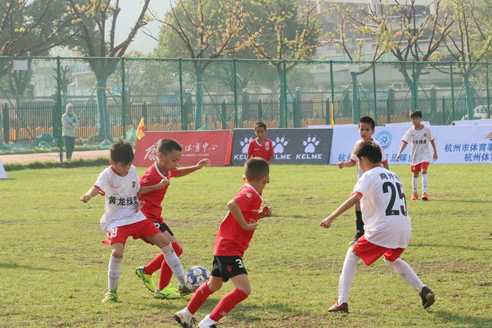 国庆假期怎么过？这些足球小将们选择去绿茵场上踢球