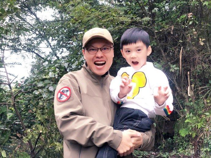 小学生发现11枚恐龙蛋化石,十岁男孩发现恐龙蛋化石