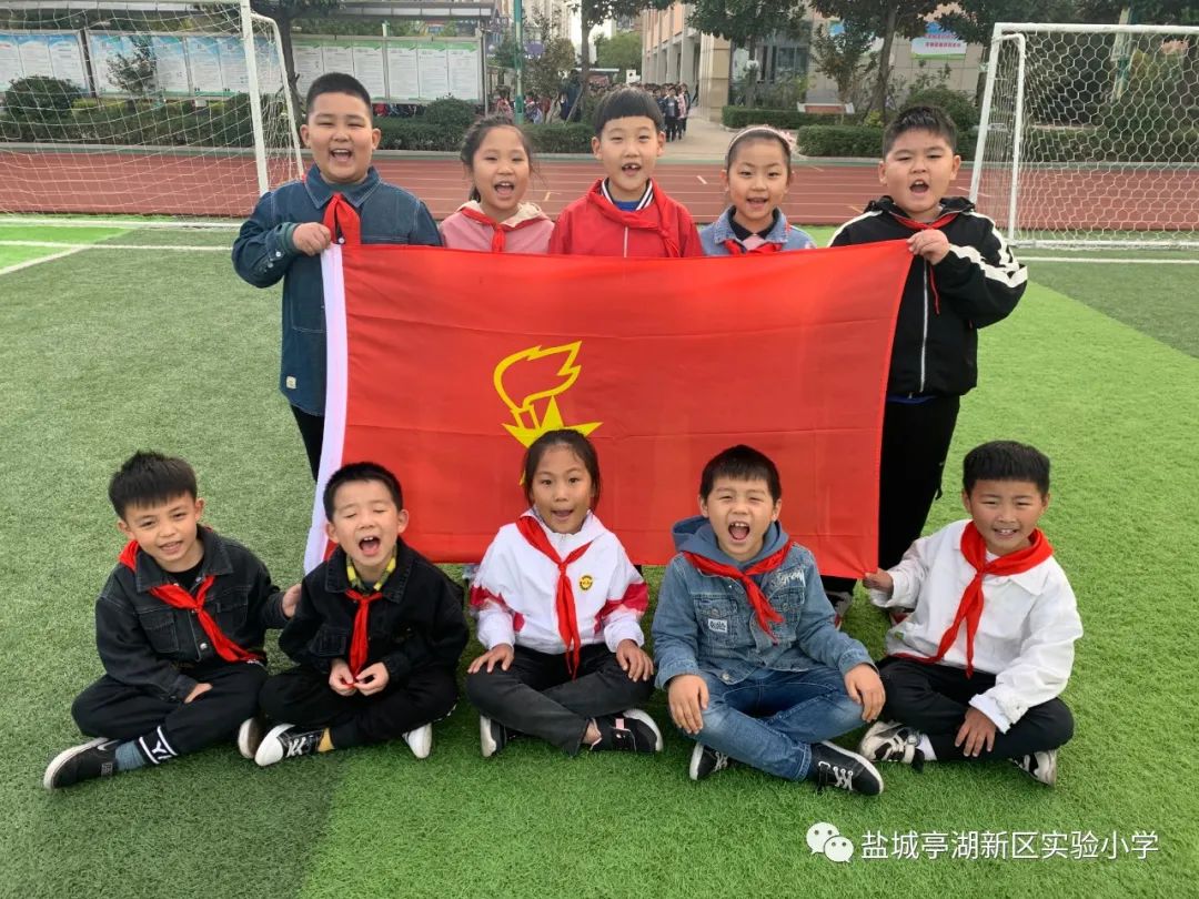 红领巾心向党高举队旗跟党走舞蹈,实验小学红领巾心向党