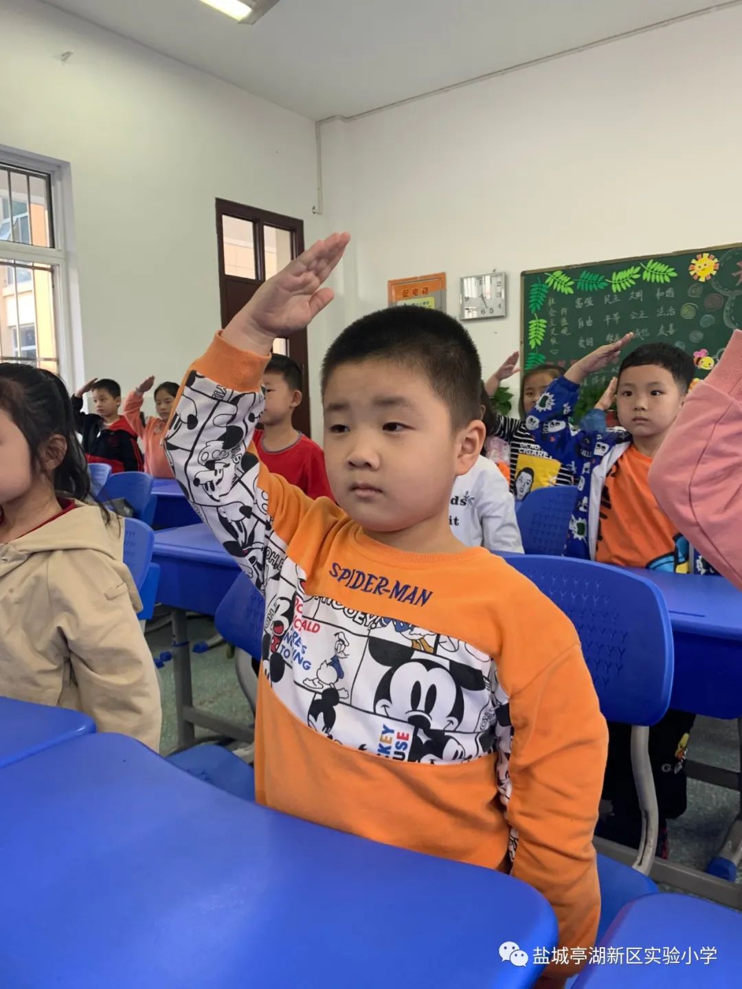 红领巾心向党高举队旗跟党走舞蹈,实验小学红领巾心向党