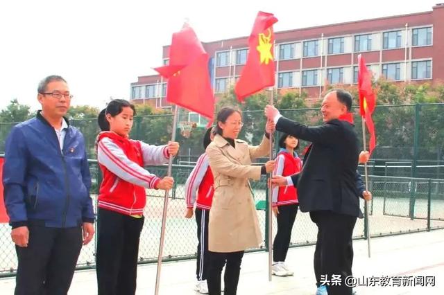 高举团旗跟党走黑板报,高举团旗跟党走主题板报