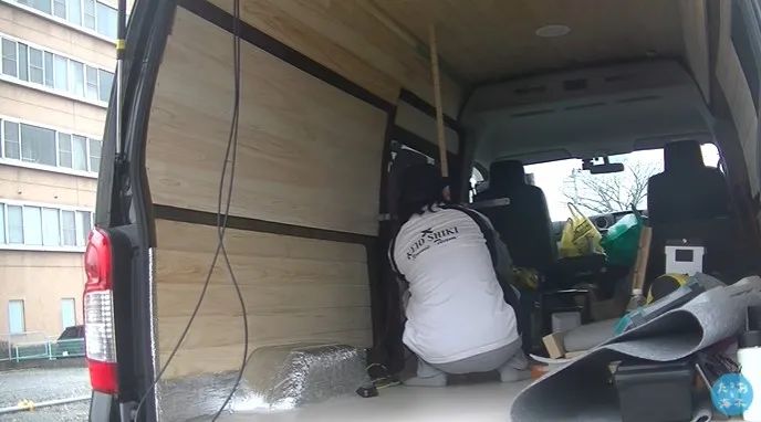 女生把破面包车改装成房车,女生把面包车改造成房车