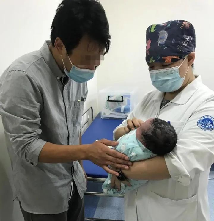 【幸运】没到预产期，二胎妈妈一大早肚子痛！刚进医院，就在门诊直接生了……