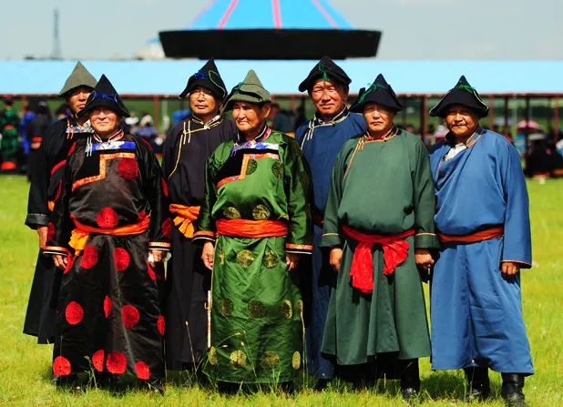 蒙古族的特色服饰图片,蒙古草原风情服饰