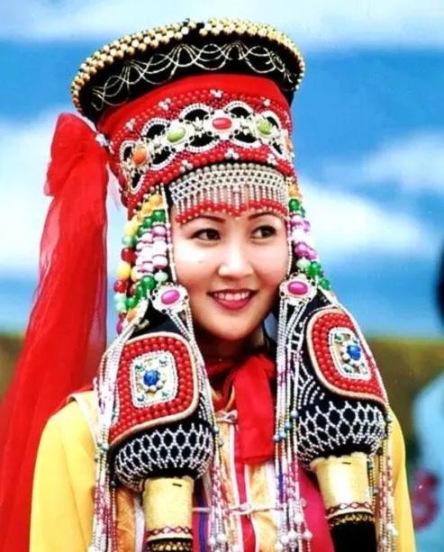 蒙古族的特色服饰图片,蒙古草原风情服饰