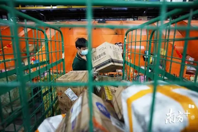 双十一堆成山的快递如何派件？东莞快递人这样做！