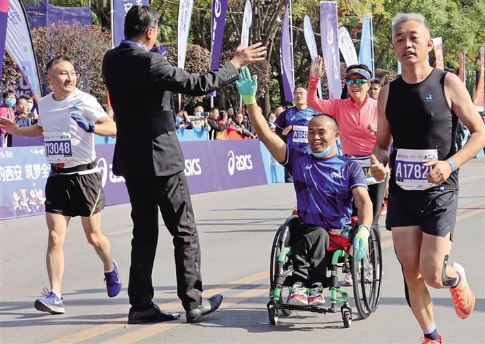 把体育运动普及到群众中去,把福利送到千家万户条幅