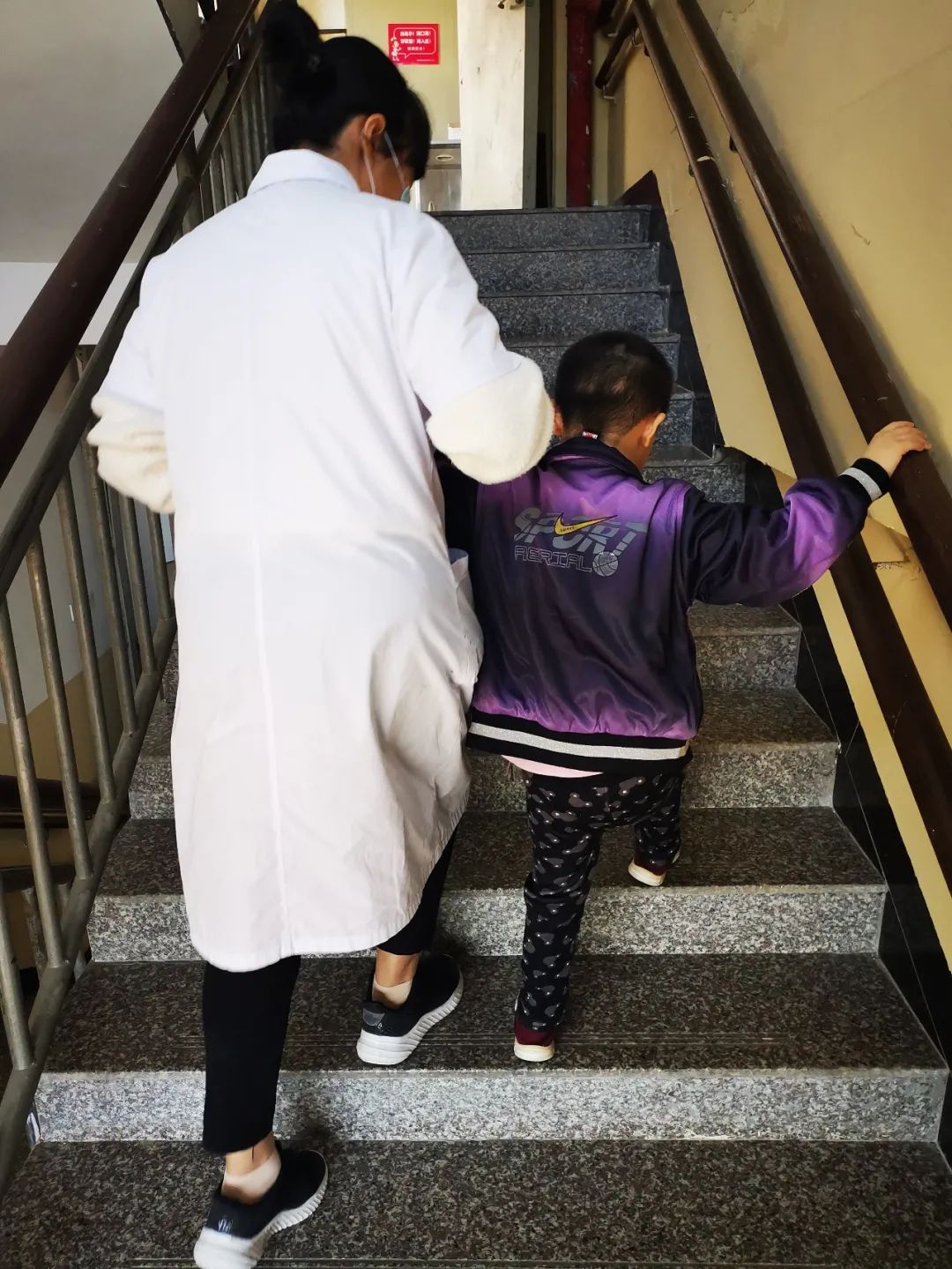 点亮孤残儿童的希望之光——记莆田市社会福利中心康复师朱燕萍