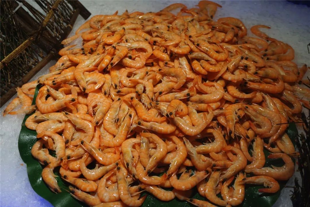 卢氏汉釜宫：海鲜、烤肉、小吃...通通不限量！豪横自助来啦！39.9元购汉釜宫单人自助餐，海鲜、烧烤、牛排、甜点...都是你的！