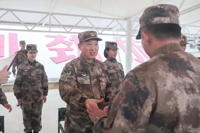 寒风中的他们完整版,寒风中他们一直在坚守