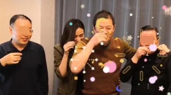 李亚鹏正式见小19岁新欢亲友,李亚鹏罕见秀恩爱无惧19岁年龄差