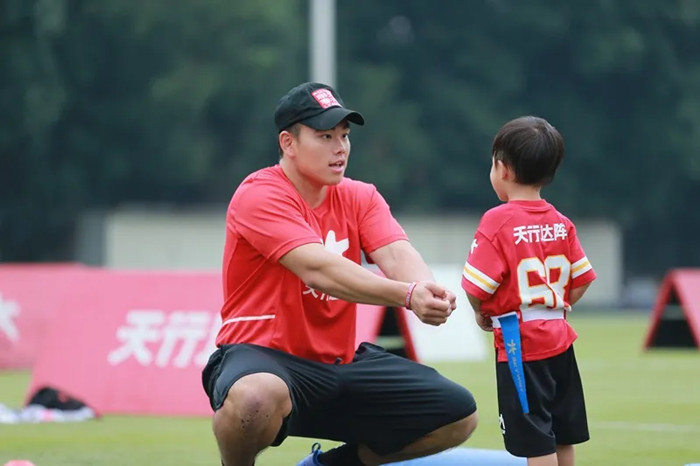 美国大学橄榄球赛场上的韶关少年｜前线