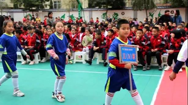 临洮县实验三小校园足球比赛,实验二小踢足球比赛直播