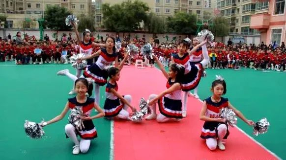 临洮县实验三小校园足球比赛,实验二小踢足球比赛直播